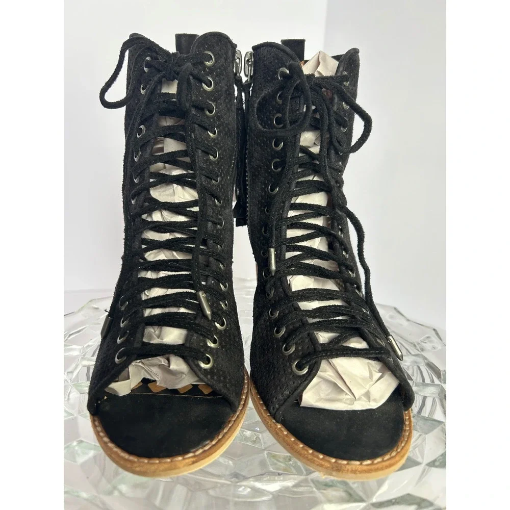 Dolce Vita edgy allure